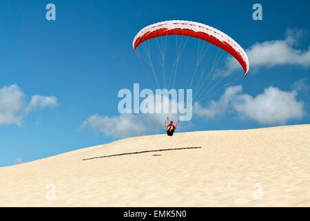 Gleitschirm abheben von der Küste, auf der Düne von Pilat, Dune du Pilat, Pyla, Arcachon, Gironde, Aquitanien, Südfrankreich Stockfoto