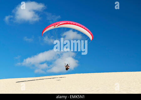 Gleitschirm abheben von der Küste, auf der Düne von Pilat, Dune du Pilat, Pyla, Arcachon, Gironde, Aquitanien, Südfrankreich Stockfoto