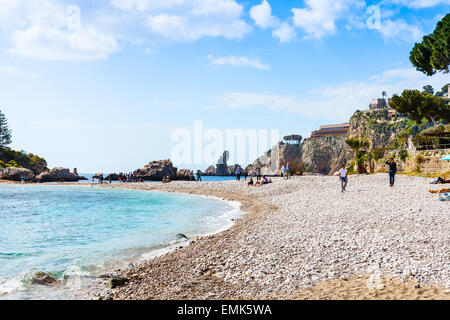 TAORMINA, Italien - 3. April 2015: Strand Isola Bella Insel im Ionischen Meer, Sizilien. Auch bekannt als die Perle des Ionischen Meeres in 19 Stockfoto