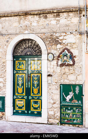 TAORMINA, Italien - 3. April 2015: typische Dekoration der städtischen Haustür und Trinacria - Symbol Siziliens. Stockfoto