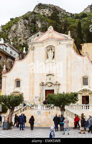 TAORMINA, Italien - 3. April 2015: Menschen auf der Piazza IX Aprile in der Nähe von Chiesa di San Giuseppe, Taormina, Sizilien. Die Kirche wurde gebaut Stockfoto