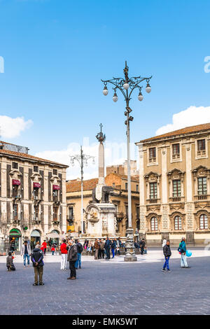 CATANIA, Italien - 5. April 2015: Menschen auf der Piazza del Duomo und U Liotru (Fontana Dell ' Elefante) - Symbol von Catania, Sizilien, ich Stockfoto