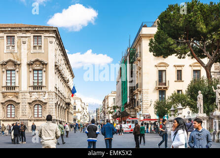 CATANIA, Italien - 5. April 2015: Personen via Etnea und Ansicht Vulkan Ätna in Catania City, Sizilien, Italien. Etnea ist die wichtigste stre Stockfoto