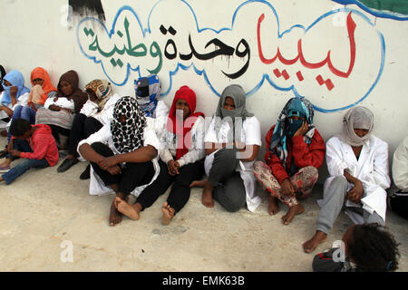 Tripoli, Libyen. 21. April 2015. Illegale Einwanderer sind im Gefangenenlager Abu Salim in Tripolis, Libyen, am 21. April 2015 festgenommen. Der Patch der blinde Passagiere wurden in einem libyschen Hafen als sie in ein Boot, das Mittelmeer zu überqueren wartete nach libysche Sicherheitskräfte festgenommen. Bildnachweis: Hamza Türkei/Xinhua/Alamy Live-Nachrichten Stockfoto