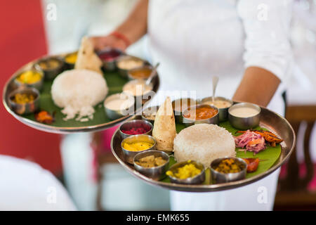 Koch mit zwei South Indian Thalis, Gourmet-Restaurant Malabar Junction, Boutique Hotel Malabar House, Fort Kochi, Kerala, Indien Stockfoto