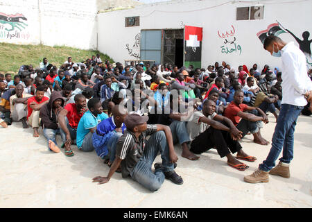 Tripoli, Libyen. 21. April 2015. Illegale Einwanderer sind im Gefangenenlager Abu Salim in Tripolis, Libyen, am 21. April 2015 festgenommen. Der Patch der blinde Passagiere wurden in einem libyschen Hafen als sie in ein Boot, das Mittelmeer zu überqueren wartete nach libysche Sicherheitskräfte festgenommen. Bildnachweis: Hamza Türkei/Xinhua/Alamy Live-Nachrichten Stockfoto