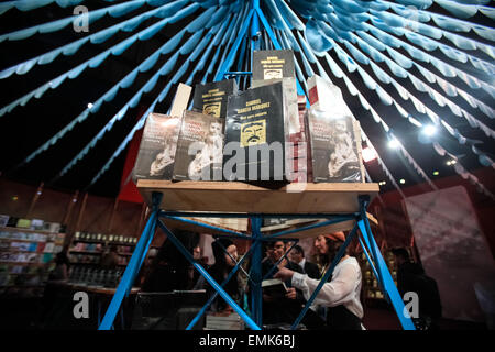 Bogota, Kolumbien. 21. April 2015. Besucher sehen Bücher angezeigt im "Macondo" Pavillon am ersten Tag von der 28. Bogota International Book Fair in Bogota, Kolumbien, am 21. April 2015. Laut Lokalpresse kennzeichnete die Messe einen besondere Pavillon gewidmet "Macondo", der imaginären Stadt, die des kolumbianischen Schriftstellers Gabriel Garcia Marquez erstellt wurde. Die Messe findet vom 21. April bis 4. Mai statt. © Jhon Paz/Xinhua/Alamy Live-Nachrichten Stockfoto