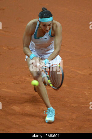 Stuttgart, Deutschland. 21. April 2015. Caroline Garcia von Frankreich gibt den Ball in der Partie gegen Ana Ivanovic Serbiens (nicht im Bild) während der ersten Runde des WTA-Tennis-Turnier in Stuttgart, Deutschland, 21. April 2015 zurück. Foto: Marijan Murat/Dpa/Alamy Live News Stockfoto