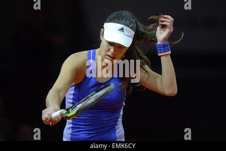 Stuttgart, Deutschland. 21. April 2015. Ana Ivanovic Serbien reagiert in der Partie gegen Caroline Garcia von Frankreich (nicht im Bild) in der ersten Runde des WTA-Tennis-Turnier in Stuttgart, Deutschland, 21. April 2015. Foto: Marijan Murat/Dpa/Alamy Live News Stockfoto