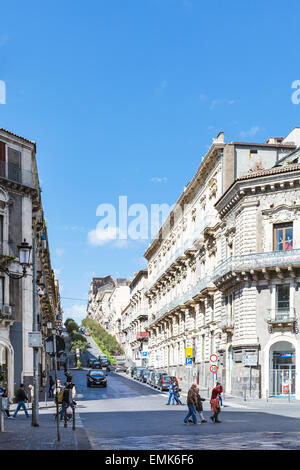 CATANIA, Italien - 5. April 2015: Stadtbild - Via Antonino di Sangiuliano, Sizilien. Catania ist die Hauptstadt der Provinz von Catan Stockfoto