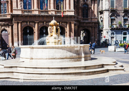 CATANIA, Italien - 5. April 2015: Theater und Brunnen auf der Piazza Vincenzo Bellini in Catania, Sizilien, Italien. Teatro Massimo Bellin Stockfoto