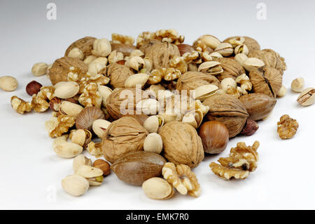 Verschiedenen Nüssen, Walnüsse, Haselnüsse, Pistazien Stockfoto