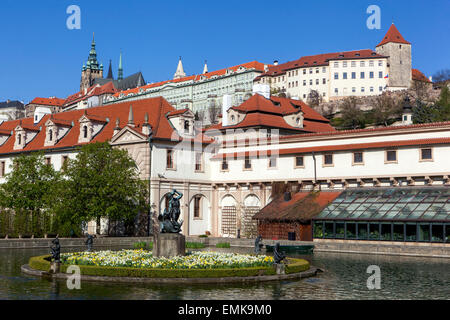 Prager Garten, Wallenstein-Schlossgarten mit Blick auf die Prager Burg, Tschechische Republik Stockfoto