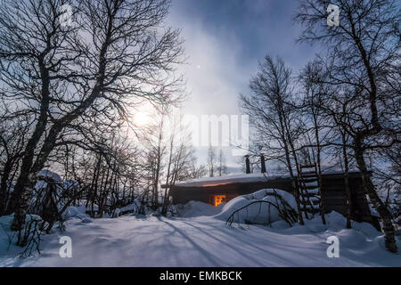 Candle-light in einer offenen Wildnishütte im Norden Finnlands Stockfoto