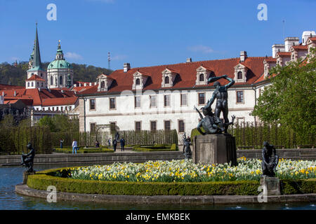 Prager Wallenstein Palast Gartenstatue von Adrian de Vries Mala Strana Prager Gärten Teich Brunnen Herkules kämpft mit der Schlittenskulptur Stockfoto