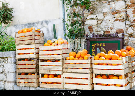Frische Ernte von Orangen in Holzkisten auf einem Straßenmarkt in Taormina Stadt, Sizilien, Italien im Frühjahr Stockfoto