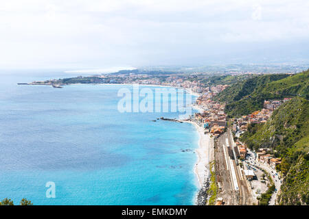 über Ansicht der Küste des Ionischen Meeres und Giardini Naxos-Stadt von Taormina Stadt, Sizilien, Italien im Frühjahr Stockfoto