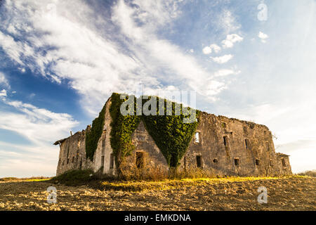 einem verlassenen und verfallenen Bauernhof in den Bereichen von Italien Stockfoto