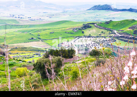 grüne Hügel in regnerischen Frühlingstag in Sizilien in der Nähe von Aidona Stadt Stockfoto