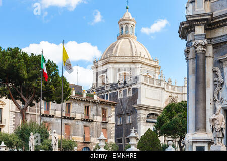 Blick auf Dom Sankt Agatha Cathedral von der Piazza del Duomo in Catania City, Sizilien, Italien Stockfoto