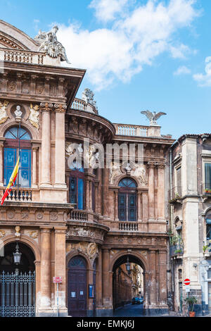 Theater Massimo Bellini und Bogen über Giuseppe Perrotta am quadratischen Vincenzo Bellini in Catania, Sizilien, Italien Stockfoto