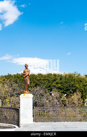 Blick auf schneebedeckte Spitze des Ätna vom Stadtpark in Catania, Sizilien im Frühjahr Stockfoto