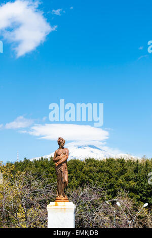 Blick auf den schneebedeckten Vulkan Ätna aus Bellini Garten in Catania, Sizilien im Frühjahr Stockfoto