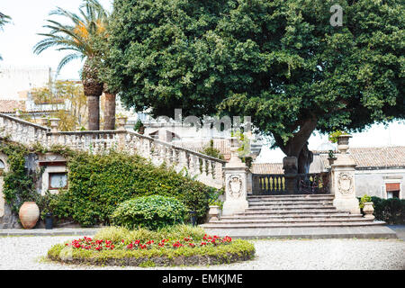 Schritte und Garten in Villa Cerami - University Law School von Catania auf Via Crociferi, Sizilien, Italien Stockfoto