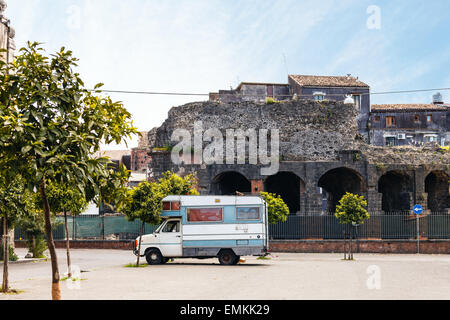 Blick auf Roman Odeon von Via Teatro Greco in Catania City, Sizilien, Italien Stockfoto