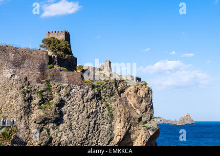 Blick auf normannische Burg in Aci Castello Stadt und zyklopischen Felsen (Inseln der Zyklopen), Sizilien, Italien Stockfoto