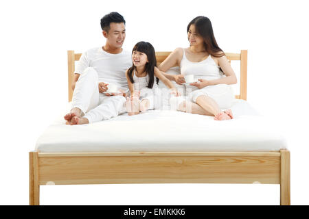 Die Freude einer Familie von drei in das Bett des Schlafzimmers Stockfoto