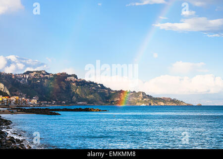 Blick auf Taormina Kap, Giardini Naxos Resort und Regenbogen im Ionischen Meer im Frühling, Sizilien Stockfoto