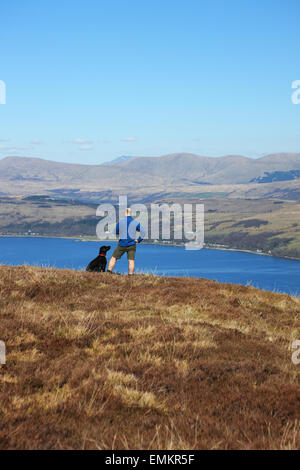 Mensch und Hund Blick auf Loch Long in Schottland von Strone Hügel in der Nähe von KIlmun Stockfoto