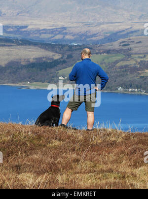 Mensch und Hund Blick auf Loch Long in Schottland von Strone Hügel in der Nähe von KIlmun Stockfoto