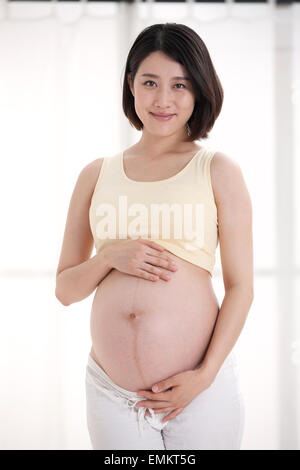 Schwangeren Bauch streicheln Stockfoto