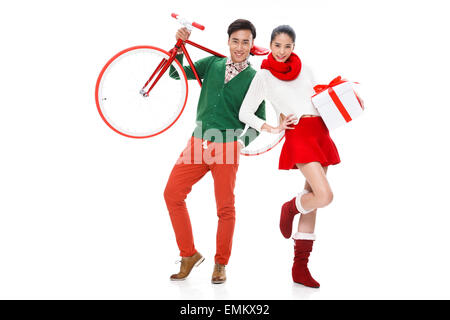 Die Begeisterung der jungen Liebenden Fahrrad und Geschenk-box Stockfoto