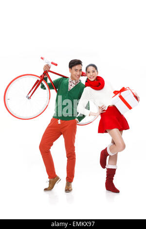Die Begeisterung der jungen Liebenden Fahrrad und Geschenk-box Stockfoto