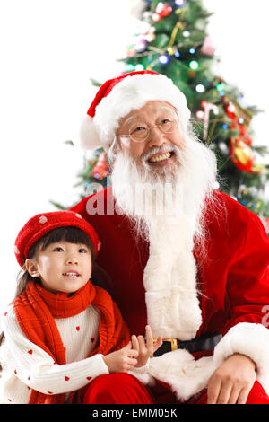Der alte Mann, gekleidet in ein Weihnachtsmannkostüm und das kleine Mädchen zu Weihnachten Stockfoto