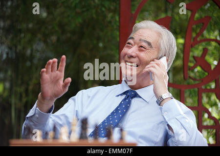 Ein Alter Mann ist am Telefon Stockfoto