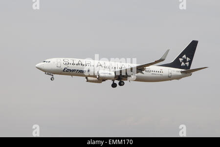 EgyptAir Boeing 737 mit Star Alliance-Sonderlackierung Annäherung an den Flughafen El Prat in Barcelona, Spanien. Stockfoto