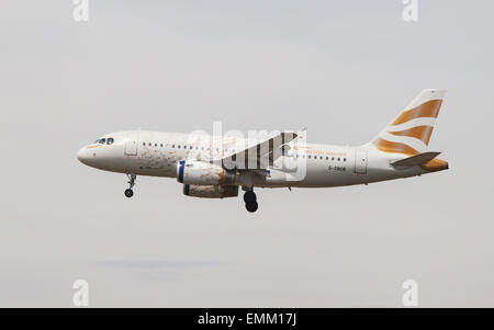 Eine British Airways Airbus A319 Annäherung an den Flughafen El Prat in Barcelona, Spanien. Stockfoto