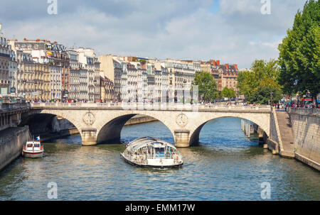 Paris, Frankreich - 9. August 2014: Touristische betriebenen Batobus fährt unter der Pont Neuf, der ältesten Brücke über Seine riv Stockfoto