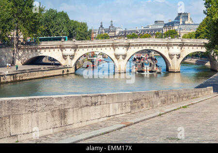 Paris, Frankreich - 9. August 2014: Touristische Boot geht unter der Pont Neuf, der ältesten Brücke über Seineufer in Paris, Frankreich Stockfoto