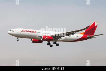 Eine Avianca Airbus A330 Annäherung an den Flughafen El Prat in Barcelona, Spanien. Stockfoto