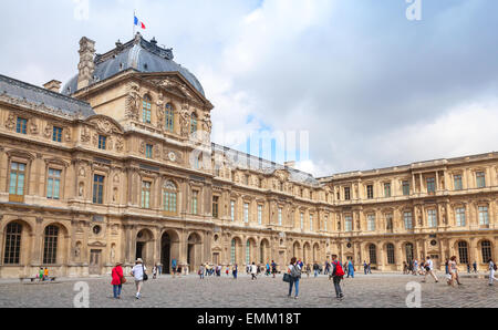 Paris, Frankreich - 9. August 2014: Innenhof und Außenbereich des Louvre Museums mit wandern Touristen an einem Sommertag Stockfoto