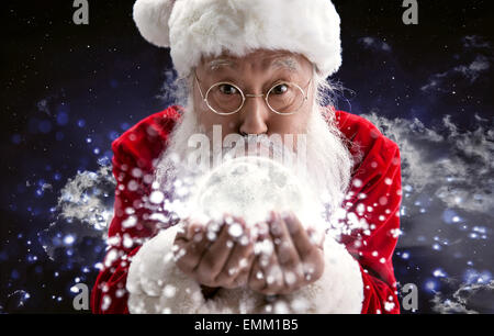 Ein älterer Mann, gekleidet in ein Weihnachtsmannkostüm Stockfoto