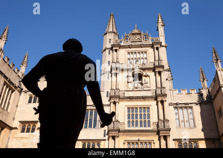 Statue von "William Herbert", "Earl of Pembroke" Silhouette gegen [Turm von fünf Aufträge], Bodleian Library, Oxford, England, UK Stockfoto