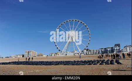 Brighton, UK. 22. April 2015. Mitarbeiter von Amnesty liegen in Leichensäcken auf Brighton Beach heute Morgen um die eskalierende Migranten Problem im Mittelmeer zu markieren Stockfoto