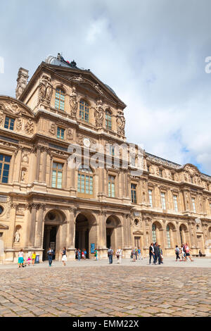 Paris, Frankreich - 9. August 2014: Innenhof und Fassade des Louvre Museums mit walking Touristen an einem Sommertag Stockfoto