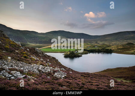 Atemberaubende Sommer Sonnenaufgang über dem Gebirge mit See und schönen Himmel Stockfoto